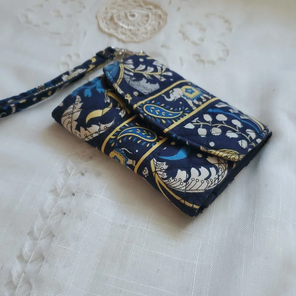 🦜 2/$10 Vera Bradley Ellie Blue Wristlet. - Picture 8 of 12